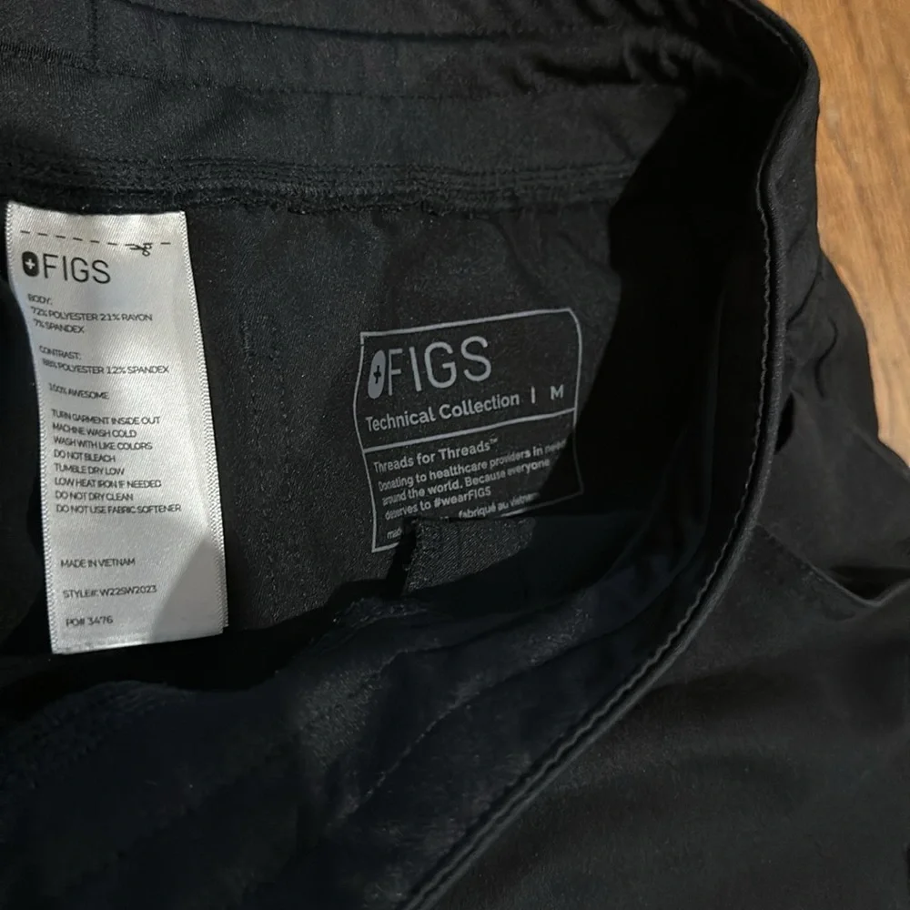 FIGS. Cargo scrub pants. Black.  Med. - Picture 4 of 6